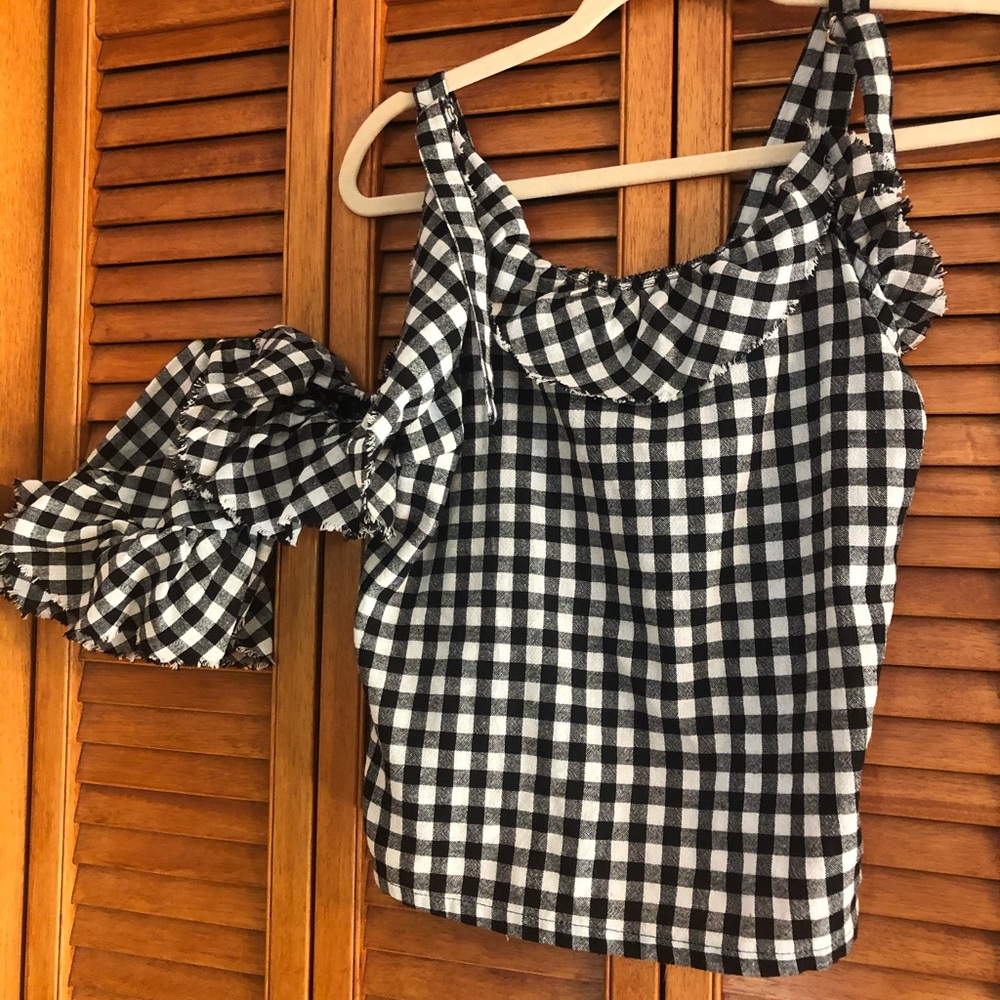 Beautiful “Market” off-shoulder asymmetric top